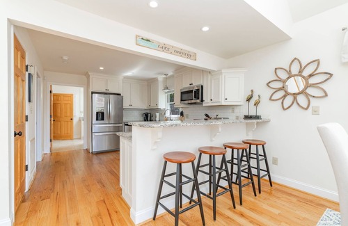 Quail Ridge House | New! Lakeview, Charming 3BR, Hot Tub, Firepit, Pet Friendly, WiFi