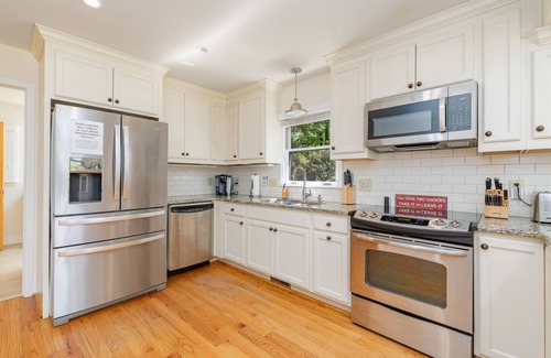 Quail Ridge House | New! Lakeview, Charming 3BR, Hot Tub, Firepit, Pet Friendly, WiFi