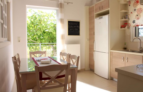 Kalamata Apartment | New, large apartm. with private garden, 3' to the sea and 5' to the city centre