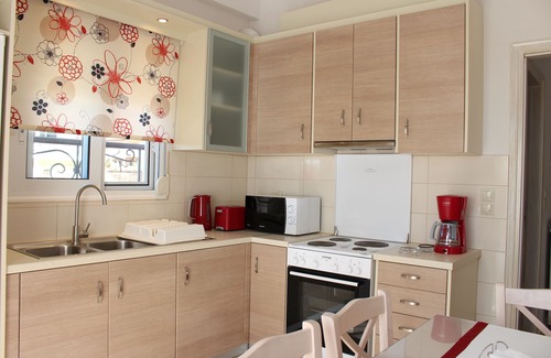 Kalamata Apartment | New, large apartm. with private garden, 3' to the sea and 5' to the city centre