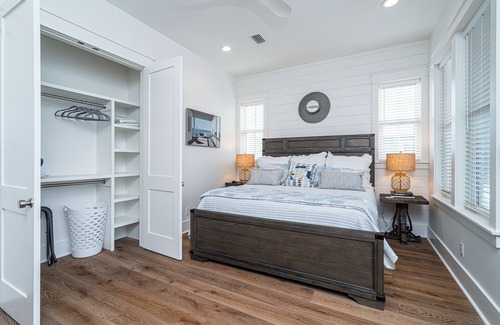 Lakeside at Blue Mountain Beach House | New large home-3400 sq ft-3 balconies-2 free bikes-gourmet kitchen