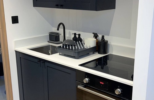 Loughton Apartment | New Large Studio/Annex with private parking