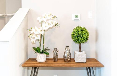 Southwest Edmonton Apartment | New Lavender Home - 2 Living Spaces, Pet friendly