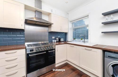 Wolstanton House | NEW Lily House by Truestays - 3 Bedroom House in Stoke-on-Trent