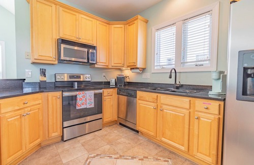 Surf City Apartment | New Listing | 0.1 Miles to Beach| Pool Access