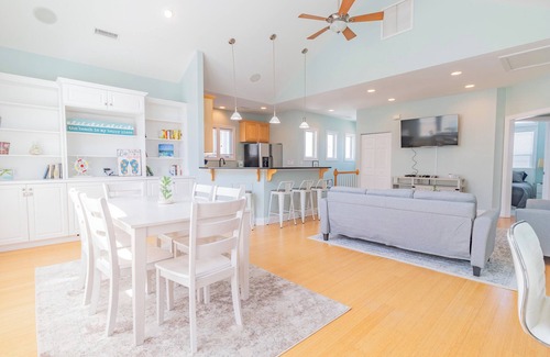 Surf City Apartment | New Listing | 0.1 Miles to Beach| Pool Access