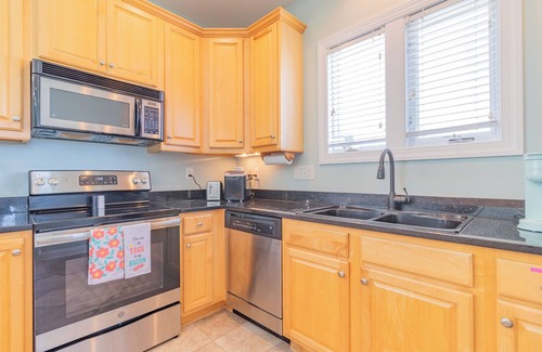 Surf City Apartment | New Listing | 0.1 Miles to Beach| Pool Access