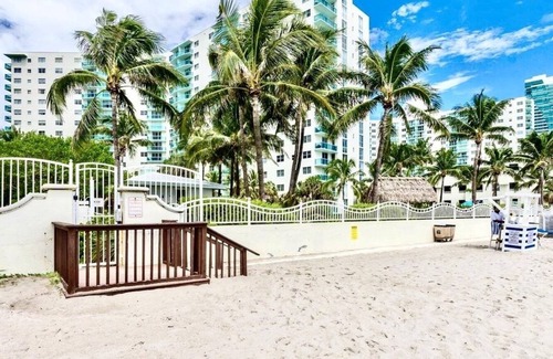 Hallandale Beach Apartment | NEW LISTING !!! 2 BEDROOM 2 BATHROOM w/ heated pool!!!