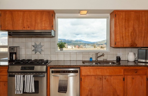 Hood River House | New listing, 4 bed 2.5 bath, amazing view of Mt Adams minutes from Downtown