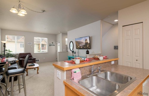 Florence Condo | New Listing! Adorable old town florence Condo - Close to Riverfront, restaurants and Bay Street!