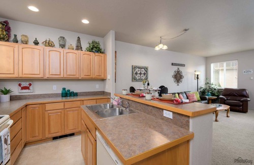 Florence Condo | New Listing! Adorable old town florence Condo - Close to Riverfront, restaurants and Bay Street!