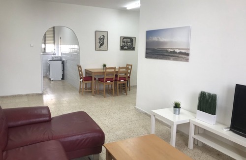 Bat Yam Apartment | NEW LISTING ♥ Beautiful Apartment - Close to Everything! ♥ Walk Everywhere!