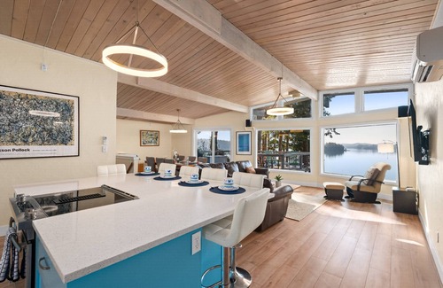 Dunes City House | New listing! Beautiful lakefront 3 bedroom 3 bath home, private dock, hot tub, pets, gas, grill