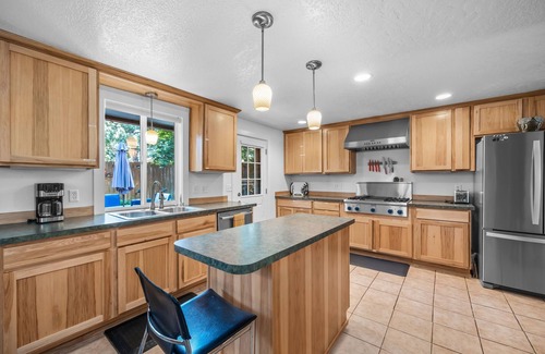 Southeast Bend House | New Listing! Bend Home ~ Dog Friendly ~ Fenced Yard ~ Hot Tub!
