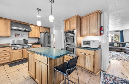 Southeast Bend House | New Listing! Bend Home ~ Dog Friendly ~ Fenced Yard ~ Hot Tub!