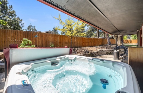Southeast Bend House | New Listing! Bend Home ~ Hot Tub ~ Dog Friendly