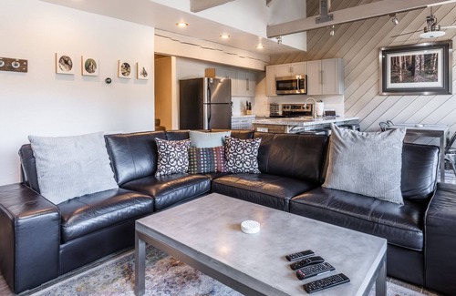 Mammoth Lakes Condo | New Listing Bigwood #20 Bldg H - Updated 1 Bedroom Plus Loft 2 Bathroom Condo Sleeps 6