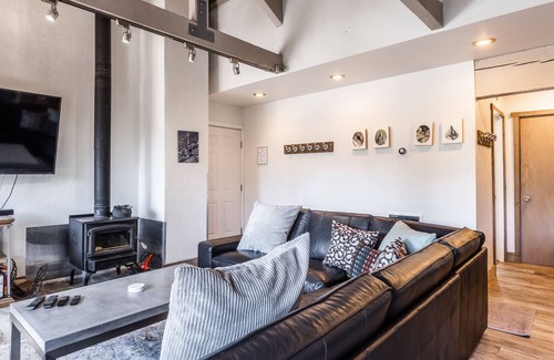 Mammoth Lakes Condo | New Listing Bigwood #20 Bldg H - Updated 1 Bedroom Plus Loft 2 Bathroom Condo Sleeps 6