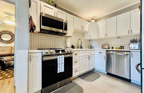Greater Pinellas Point House | !NEW LISTING!CHARMING HOME-TREE SWING-BBQ-NEAR BEACH/PARK/LAKE/RESTAURANT/SHOPS!