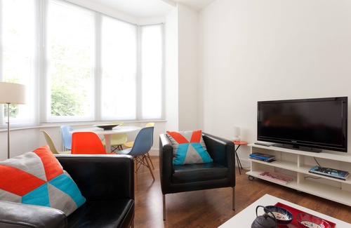 Queen's Park Apartment | NEW LISTING Charming 2BR 1BA Apartment 15 min to centre
