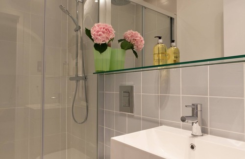 Queen's Park Apartment | NEW LISTING Charming 2BR 1BA Apartment 15 min to centre