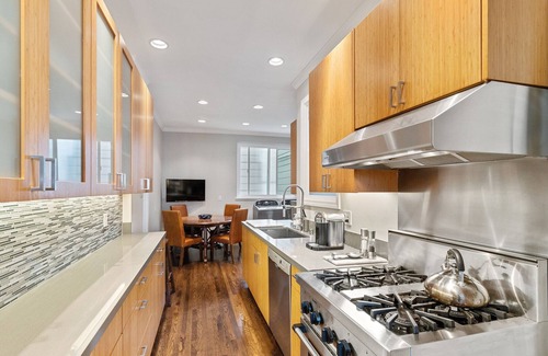 Russian Hill Apartment | New Listing Discount! Gorgeous Russian Hill 2BR Flat with Bay Views.