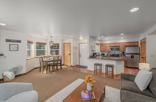 Downtown Leavenworth Condo | New Listing-Edelweiss Escape-In Town, Pool, Hot Tub