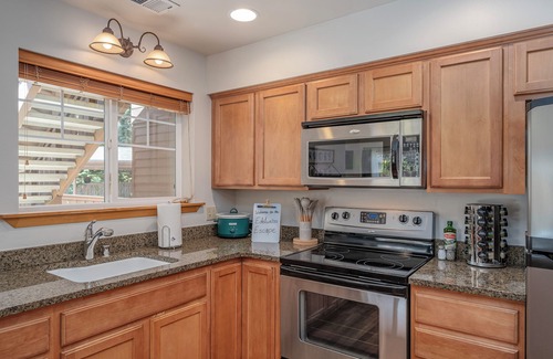 Downtown Leavenworth Condo | New Listing-Edelweiss Escape-In Town, Pool, Hot Tub