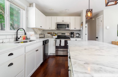 Picnic Point-North Lynnwood House | NEW LISTING! Edmonds Escape | Modern Home & Appliances by RedAwning