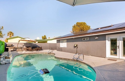 Paradise House | NEW LISTING! Fancy, Entertaining and Modern Smart Home. by RedAwning