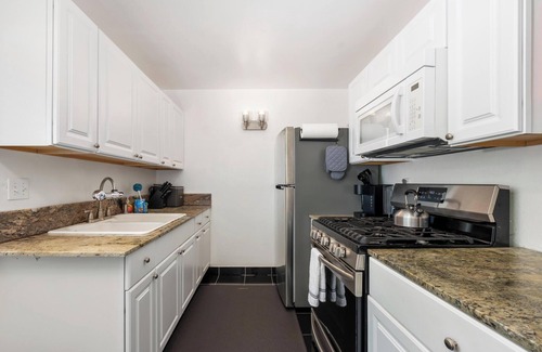 Historic Kailua Village Condo | New Listing! Kona Kai Remodeled | Sleeps 6 | AC