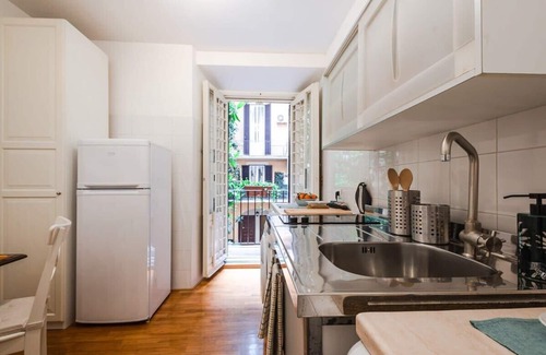 Rione VIII Sant'Eustachio Apartment | New Listing: La Magnolia, A/C, Balcony, Office, Piazza Navona/Spanish Steps