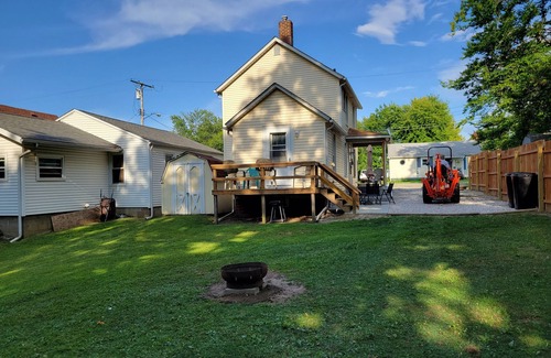 Conneaut House | New listing Lake House 2 minute walk to beach