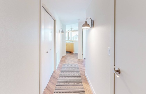 Chelan House | New listing! Lakefront condo w/ two balconies, shared pool/hot tub, & fireplace!