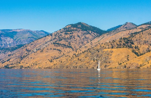 Chelan House | New listing! Lakefront condo w/ two balconies, shared pool/hot tub, & fireplace!