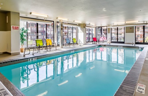 Chelan House | New listing! Lakefront condo w/ two balconies, shared pool/hot tub, & fireplace!