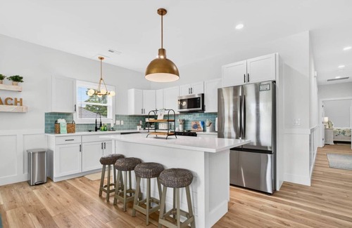 Tranquil Harbour House | New Listing | Luxury House, 5 Min Walk to Beach!