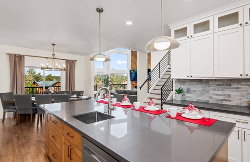 Dunes City House | New Listing! Luxury 6 bedroom, 5 bath lake home with hot tub, sauna. dock and lake access