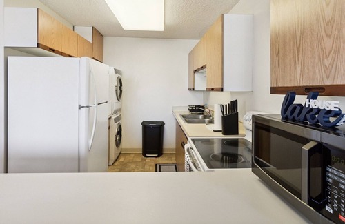 Tantalus Condo | NEW LISTING! Makiki's Delightful Pet Friendly home near Honolulu Museum of Art by RedAwning