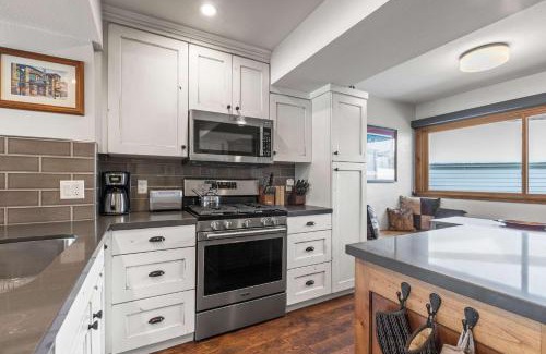 Park Meadows House | New Listing Modern Pet Friendly Retreat with Hot Tub Fireplace