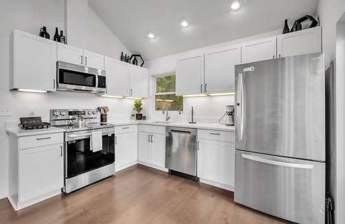 Millville House | NEW LISTING! Mountain Chic Retreat by RedAwning