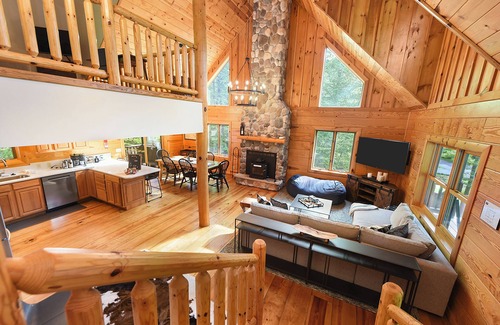 Oakland Cabin | New Listing! New 7 Person HotTub & GrillnFirePit 2 Arcades 9 Minutes to Wisp!
