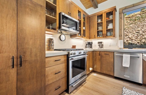 Creede House | New Listing! Newly Constructed Luxury Riverfront Home on the Rio Grande River