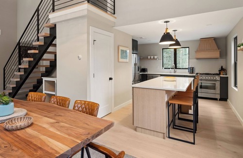 Stowe Hollow House | New Listing! Newly Renovated Vermont Chic home in Stowe Hollow 2 Mins to Town