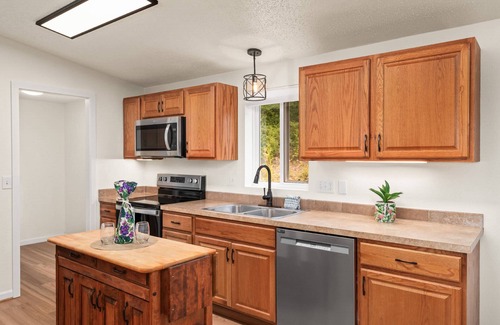 Florence House | *New Listing* Peaceful Hilltop Home, Newly Remodeled, Private, Gas Grill, Walk to Lake!