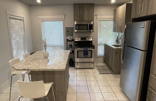 Niagara Falls Apartment | NEW LISTING ♥ Penthouse Jacuzzi Suite On The Niagara Parkway !