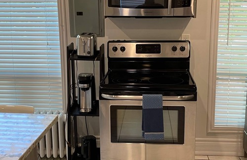 Niagara Falls Apartment | NEW LISTING ♥ Penthouse Jacuzzi Suite On The Niagara Parkway !