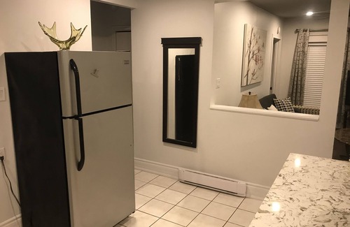 Niagara Falls Apartment | NEW LISTING ♥ Penthouse Jacuzzi Suite On The Niagara Parkway !