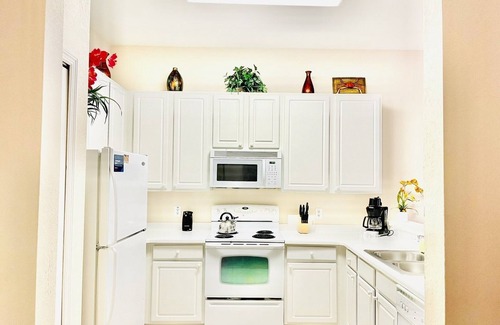 Bahama Bay Apartment | New Listing -PROMOTIONAL PRICE /Lake view condo near all attractions !