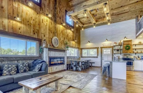 Zion National Park East Entrance Cabin | ✨New Listing✨ Red Rock Estate ~ 2 home combo🏡 Hot tubs💧 Near Zion Nat'l Park🏞